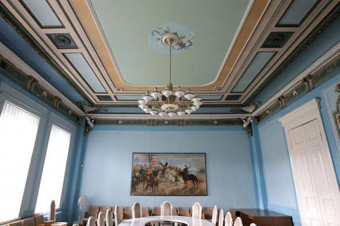 Karininkai kasdien mėgaujasi prabangiais rūmais