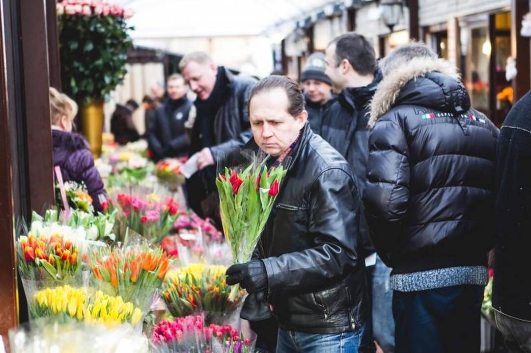 Kovo 8-osios rytą – gėlės iš policininkų rankų
