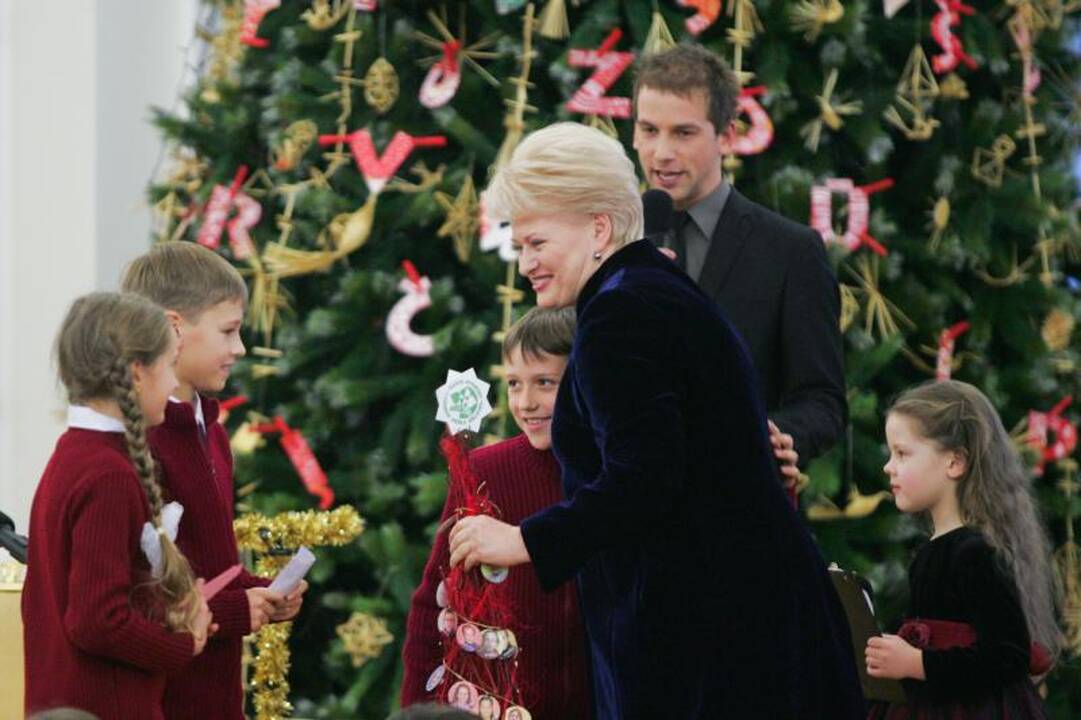 D.Grybauskaitė su vaikais Prezidentūroje įžiebė Kalėdų eglę