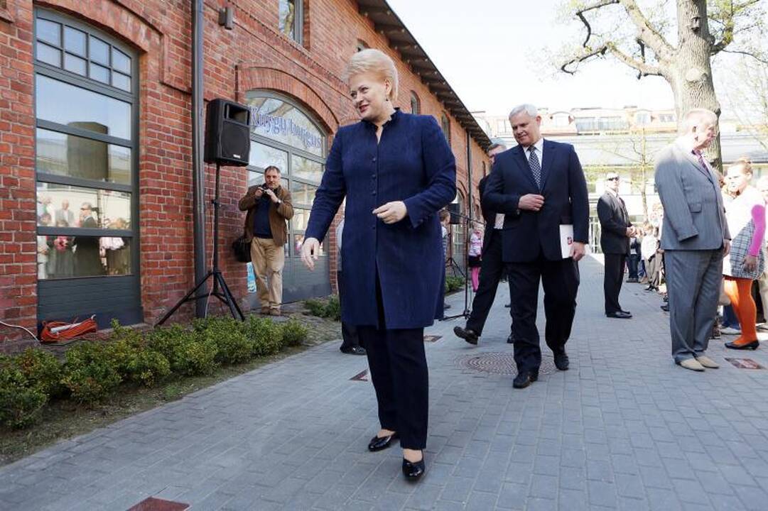 Prezidentė D. Grybauskaitė Klaipėdoje atidengė paminklą kalbai
