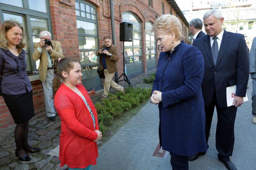 Prezidentė D. Grybauskaitė Klaipėdoje atidengė paminklą kalbai