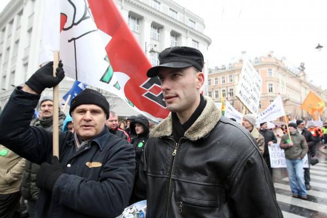 Profsąjungos žadėtos minios prie Vyriausybės nesurinko (papildyta)