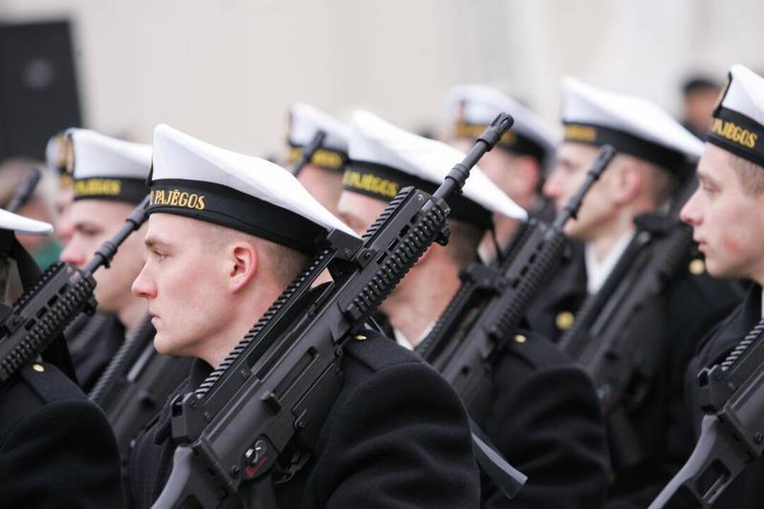 Prezidentė kariuomenę vadina patriotizmo ir pagarbos šaliai pavyzdžiu