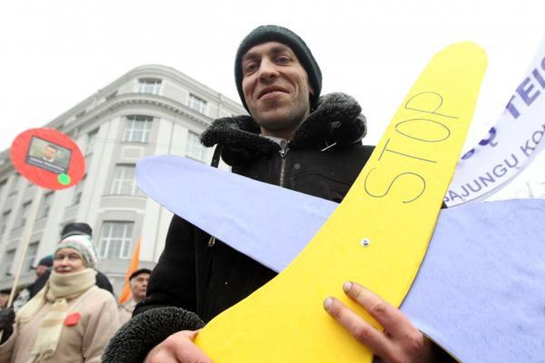 Profsąjungos žadėtos minios prie Vyriausybės nesurinko (papildyta)