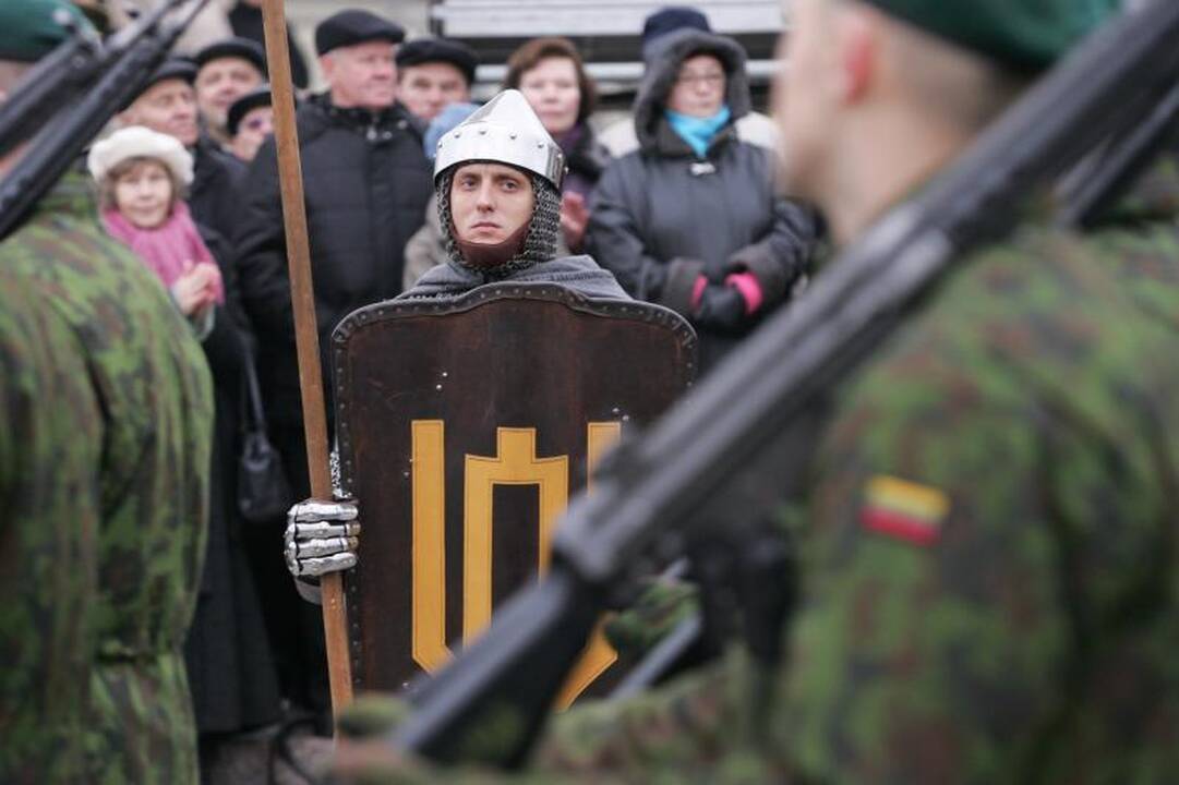 Prezidentė kariuomenę vadina patriotizmo ir pagarbos šaliai pavyzdžiu