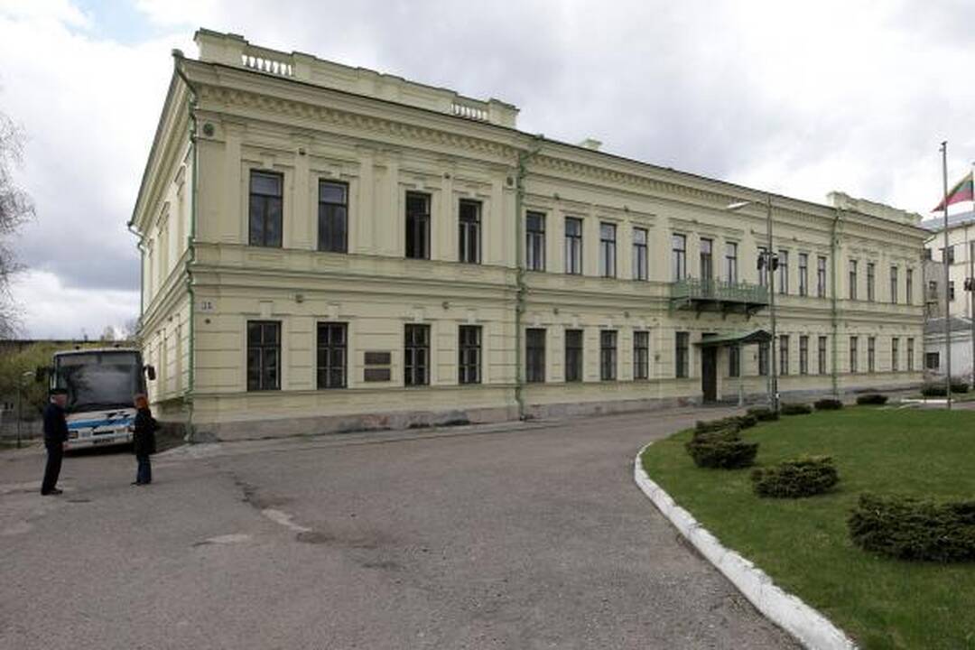 Karininkai kasdien mėgaujasi prabangiais rūmais