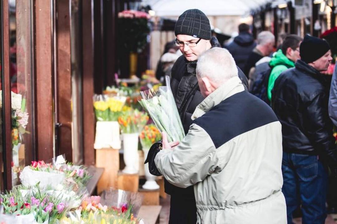 Kovo 8-osios rytą – gėlės iš policininkų rankų