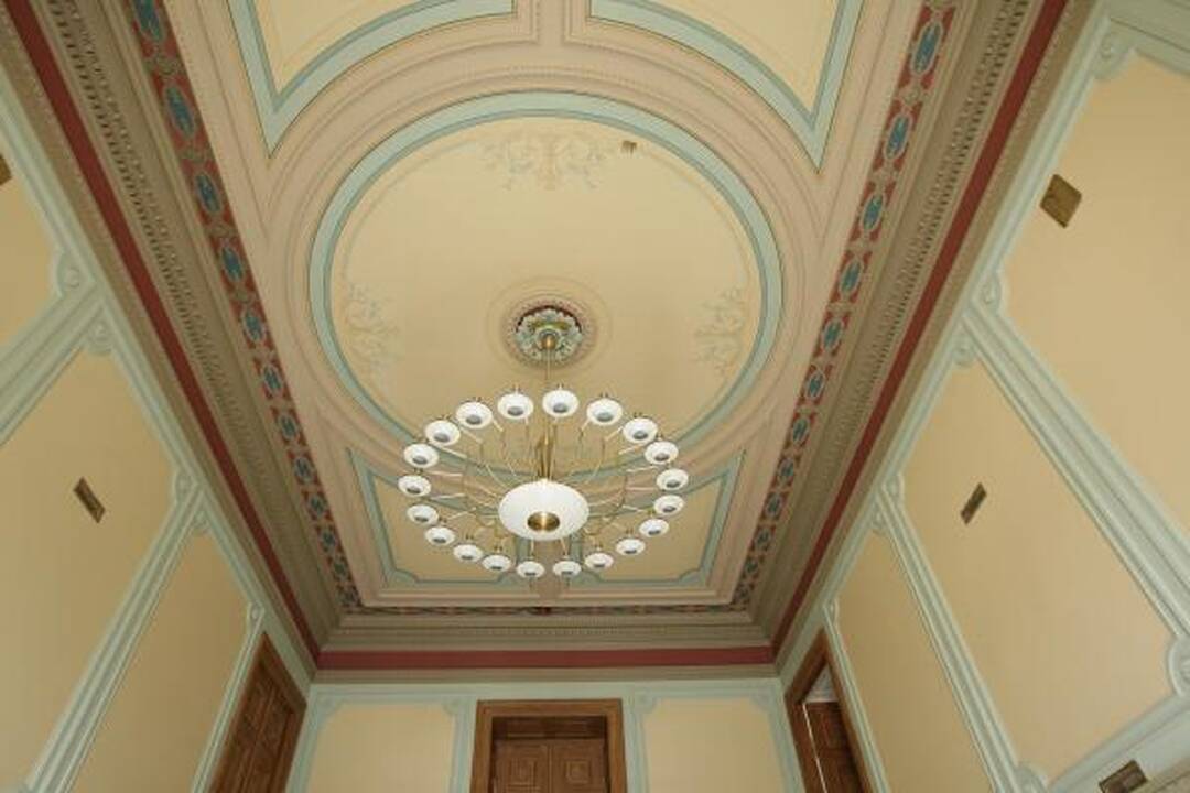 Karininkai kasdien mėgaujasi prabangiais rūmais