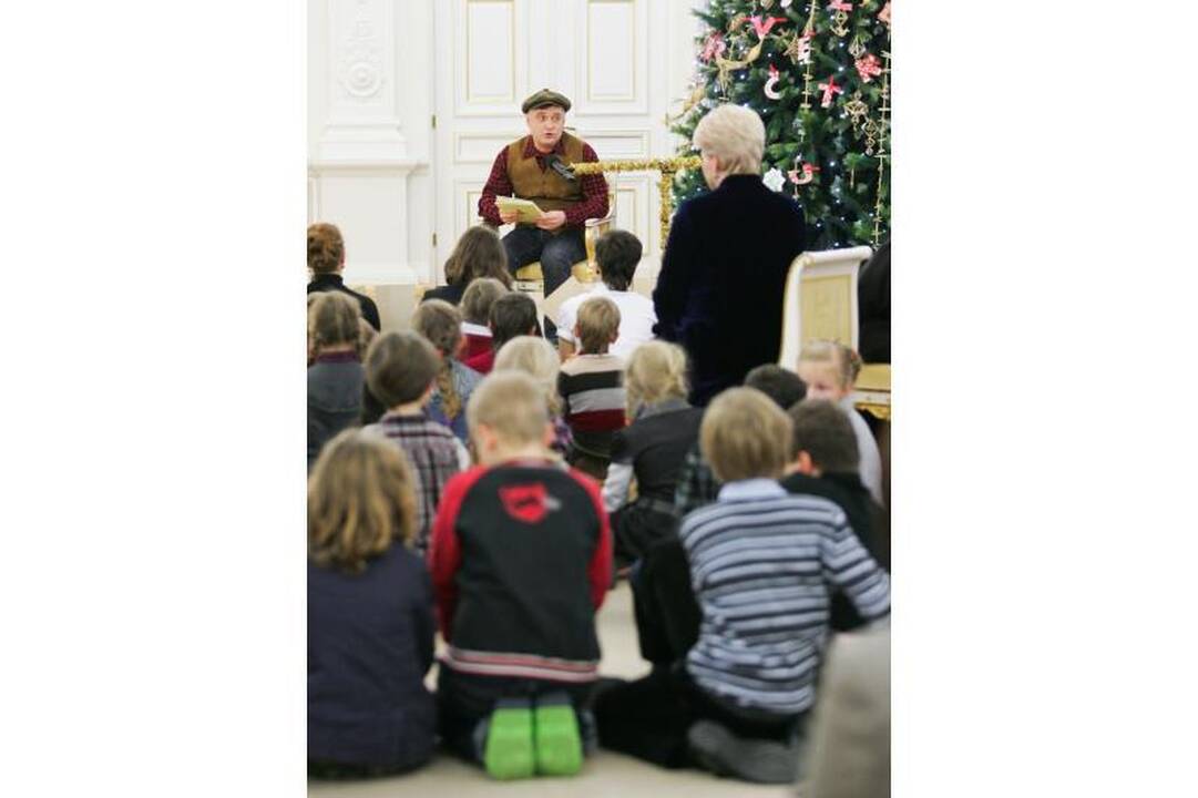D.Grybauskaitė su vaikais Prezidentūroje įžiebė Kalėdų eglę