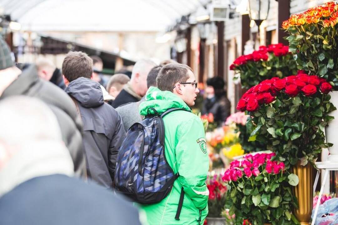 Kovo 8-osios rytą – gėlės iš policininkų rankų
