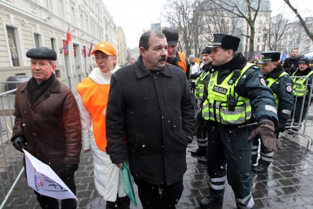 Profsąjungos žadėtos minios prie Vyriausybės nesurinko (papildyta)