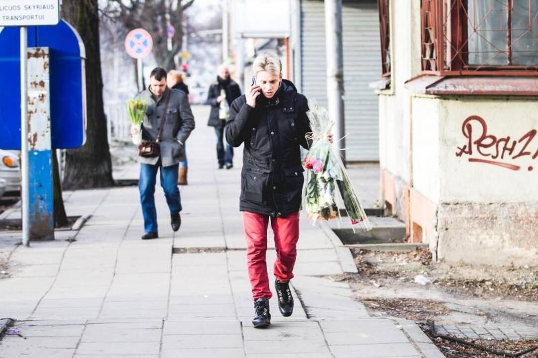 Kovo 8-osios rytą – gėlės iš policininkų rankų