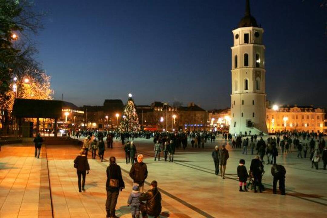 Vilniuje suspindo Kalėdų eglės