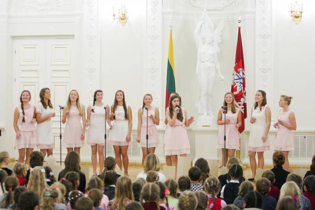D.Grybauskaitė su vaikais Prezidentūroje įžiebė Kalėdų eglę