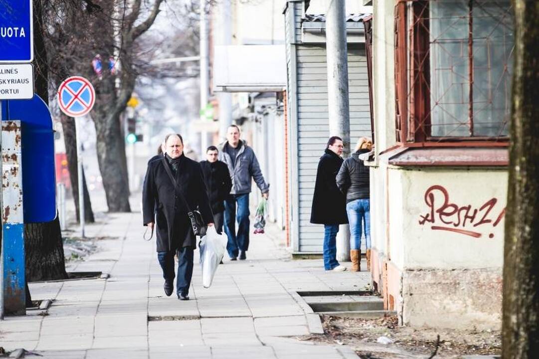 Kovo 8-osios rytą – gėlės iš policininkų rankų