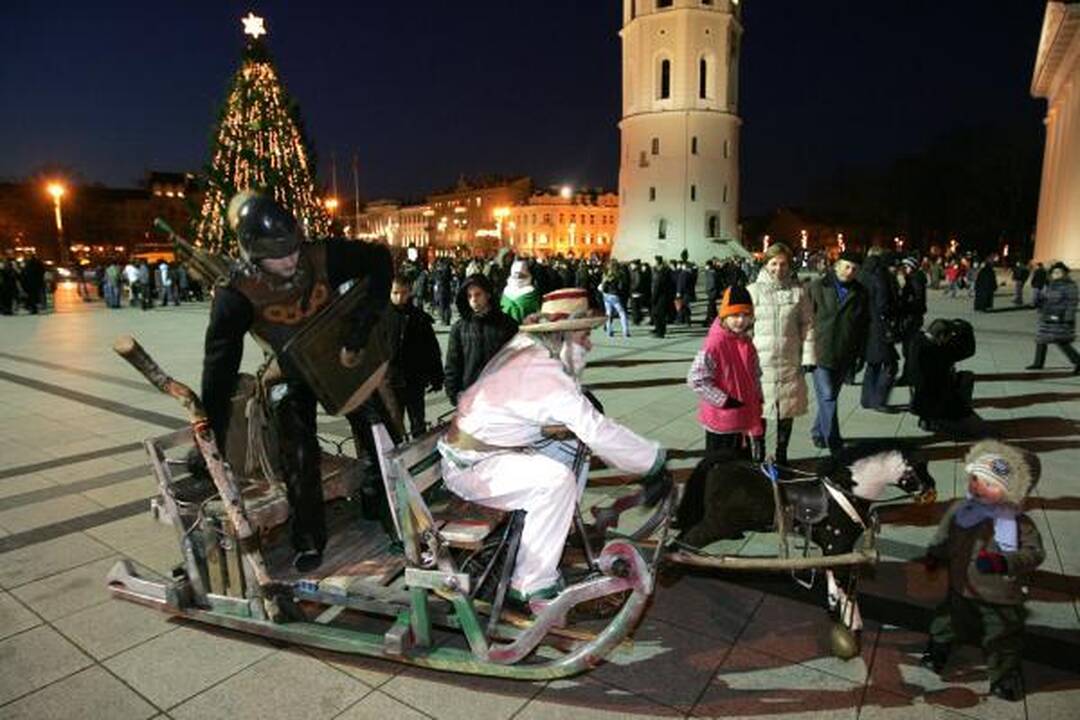Vilniuje suspindo Kalėdų eglės