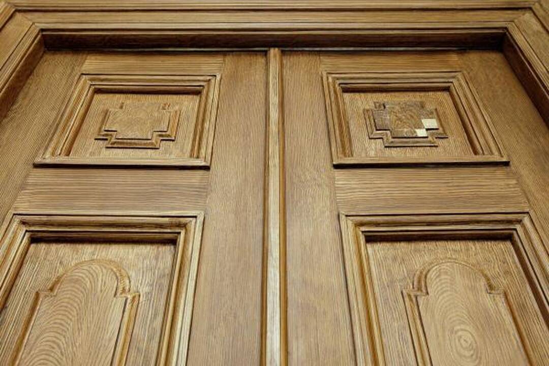 Karininkai kasdien mėgaujasi prabangiais rūmais