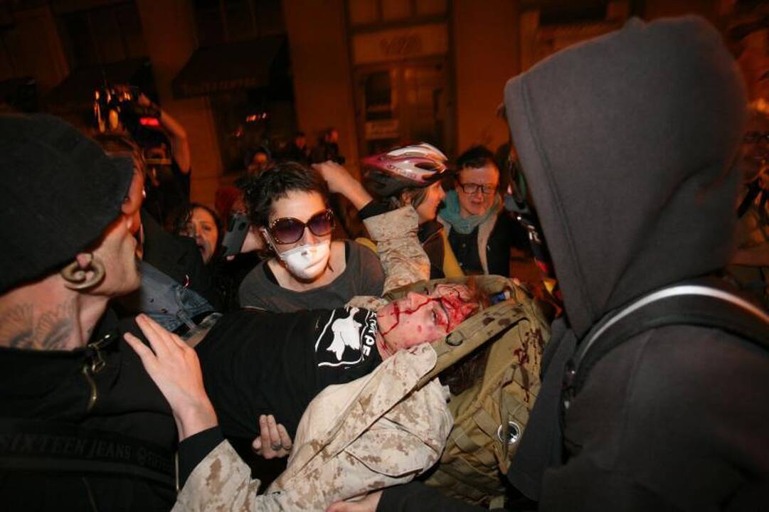 Kalifornijoje protestų dalyvius policija vaikė ašarinėmis dujomis
