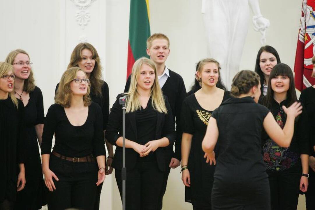 D.Grybauskaitė su vaikais Prezidentūroje įžiebė Kalėdų eglę