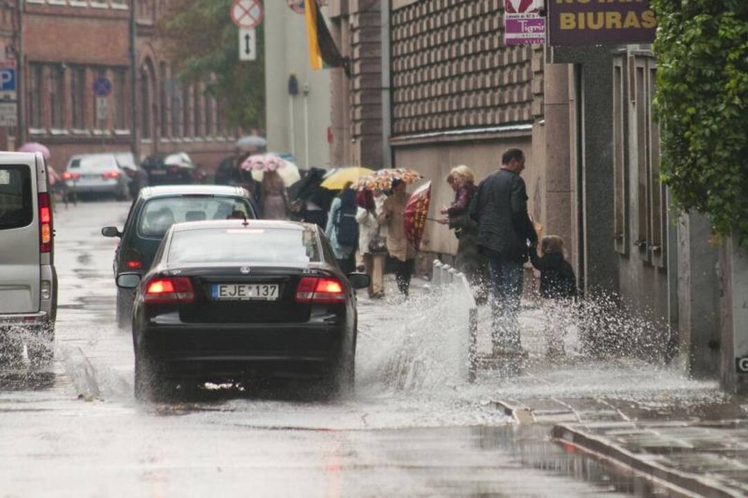 Rudenėjantį Kauną išmaudė smarki liūtis 