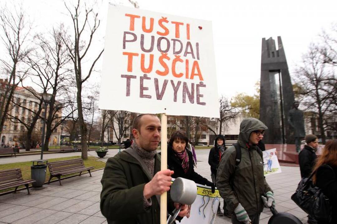 Eitynes surengę aktyvistai: diržų veržimasis padidino skurdą