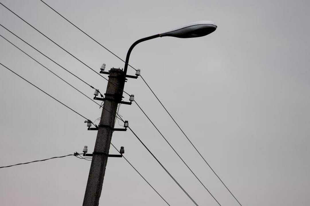 Vyras susižalojo nugriuvęs kartu su elektros stulpu