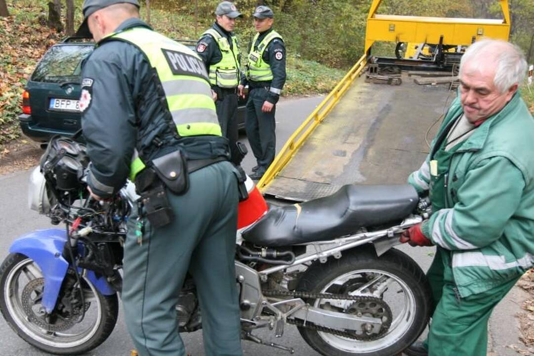 Sprukdami nuo policijos motociklininkai rėžėsi į patrulių automobilį