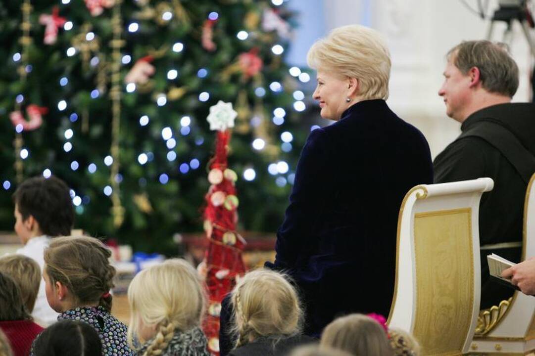 D.Grybauskaitė su vaikais Prezidentūroje įžiebė Kalėdų eglę