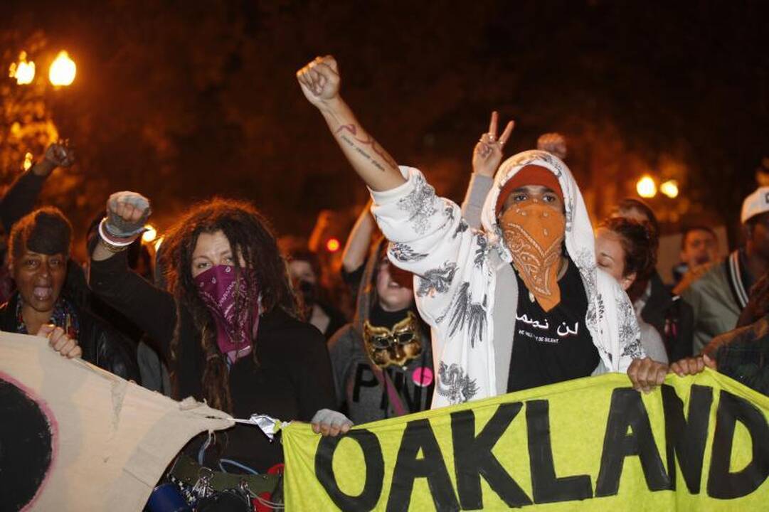 Kalifornijoje protestų dalyvius policija vaikė ašarinėmis dujomis