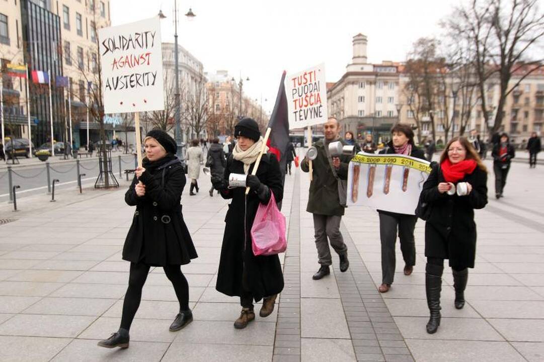 Eitynes surengę aktyvistai: diržų veržimasis padidino skurdą