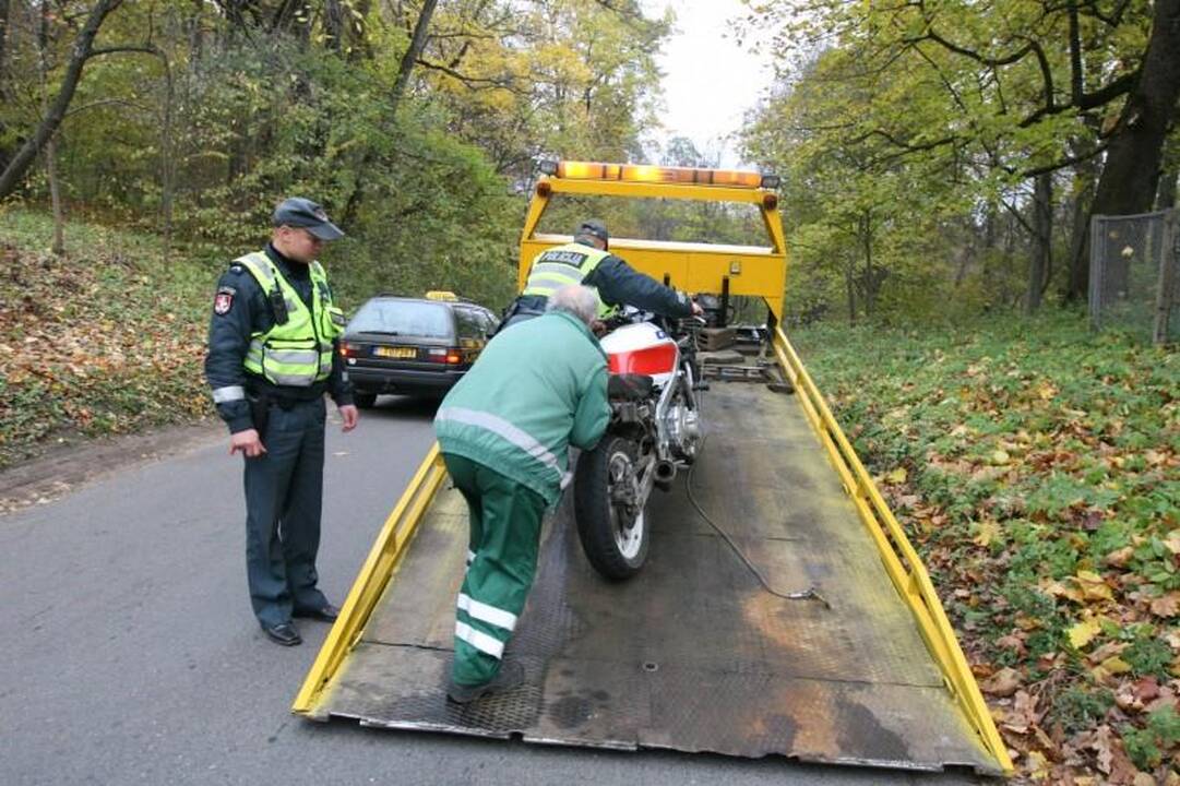 Sprukdami nuo policijos motociklininkai rėžėsi į patrulių automobilį