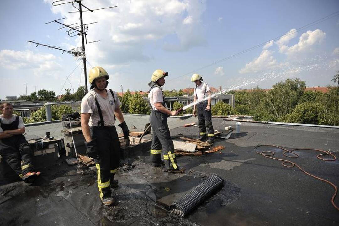 Užsidegė taisomas daugiabučio    stogas 