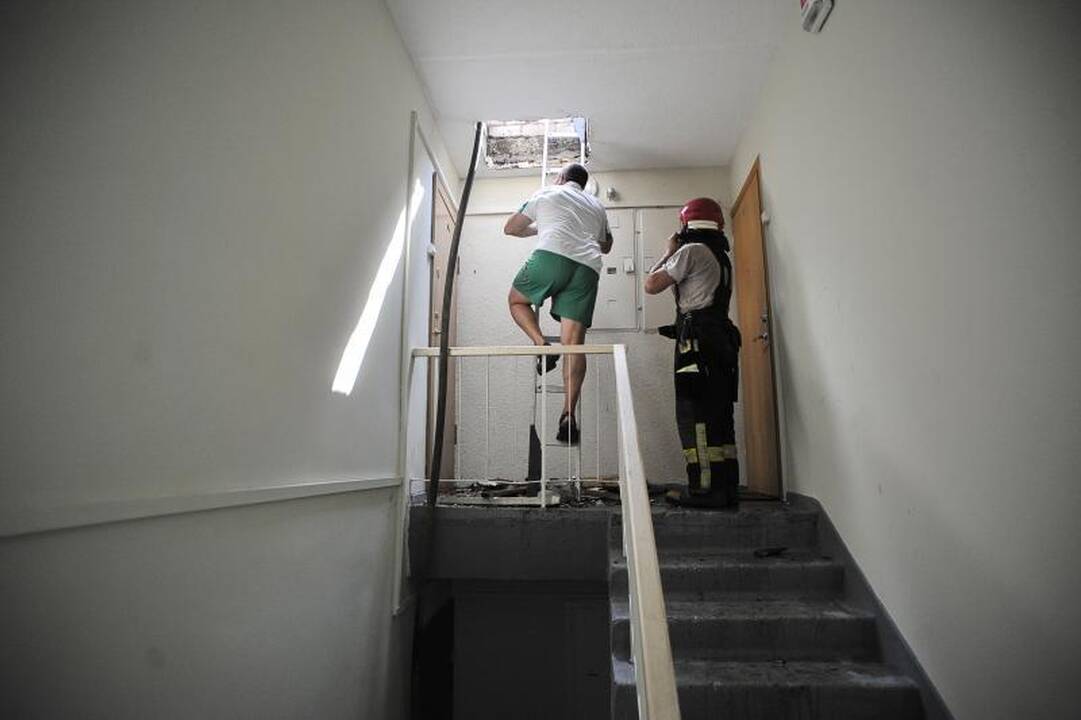 Užsidegė taisomas daugiabučio    stogas 