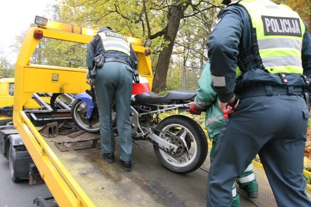Sprukdami nuo policijos motociklininkai rėžėsi į patrulių automobilį