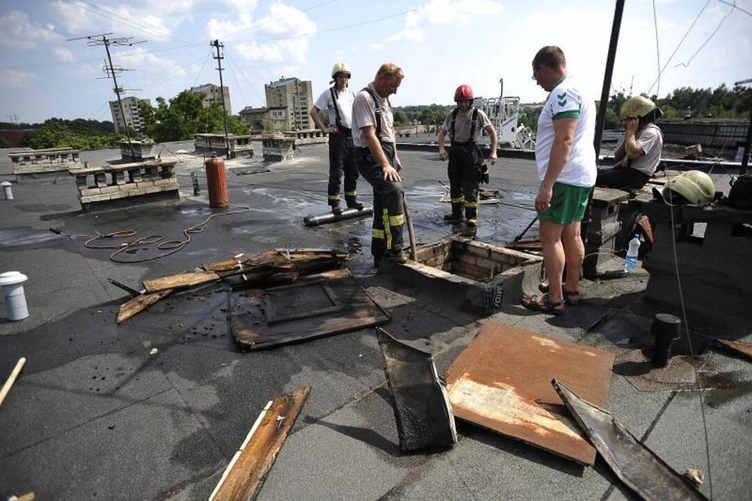 Užsidegė taisomas daugiabučio    stogas 