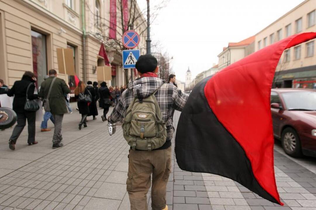 Eitynes surengę aktyvistai: diržų veržimasis padidino skurdą