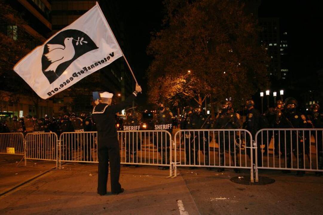 Kalifornijoje protestų dalyvius policija vaikė ašarinėmis dujomis