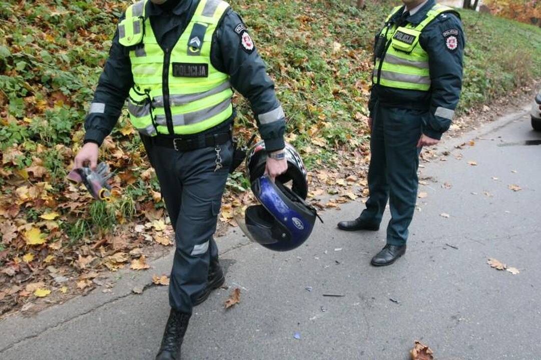 Sprukdami nuo policijos motociklininkai rėžėsi į patrulių automobilį