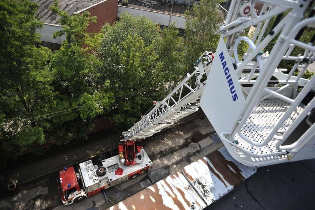 Užsidegė taisomas daugiabučio    stogas 