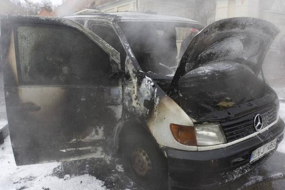 Vilniuje liepsnojo inkasatorių automobilis su pinigais (papildyta)