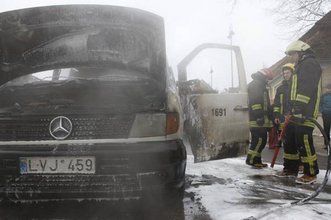 Vilniuje liepsnojo inkasatorių automobilis su pinigais (papildyta)