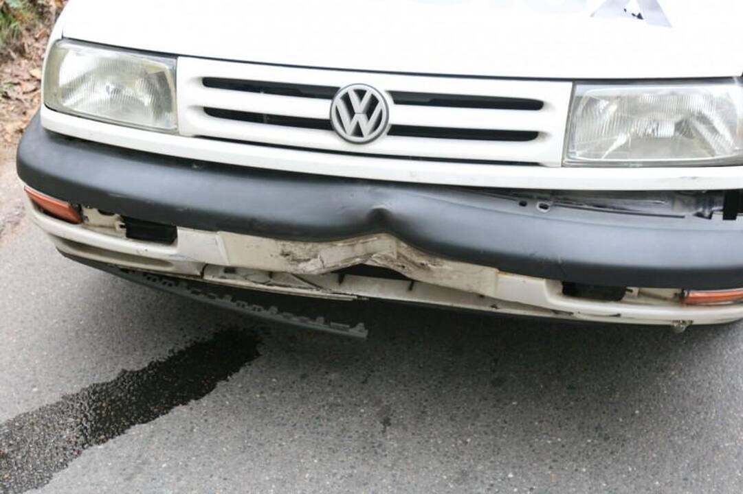 Sprukdami nuo policijos motociklininkai rėžėsi į patrulių automobilį