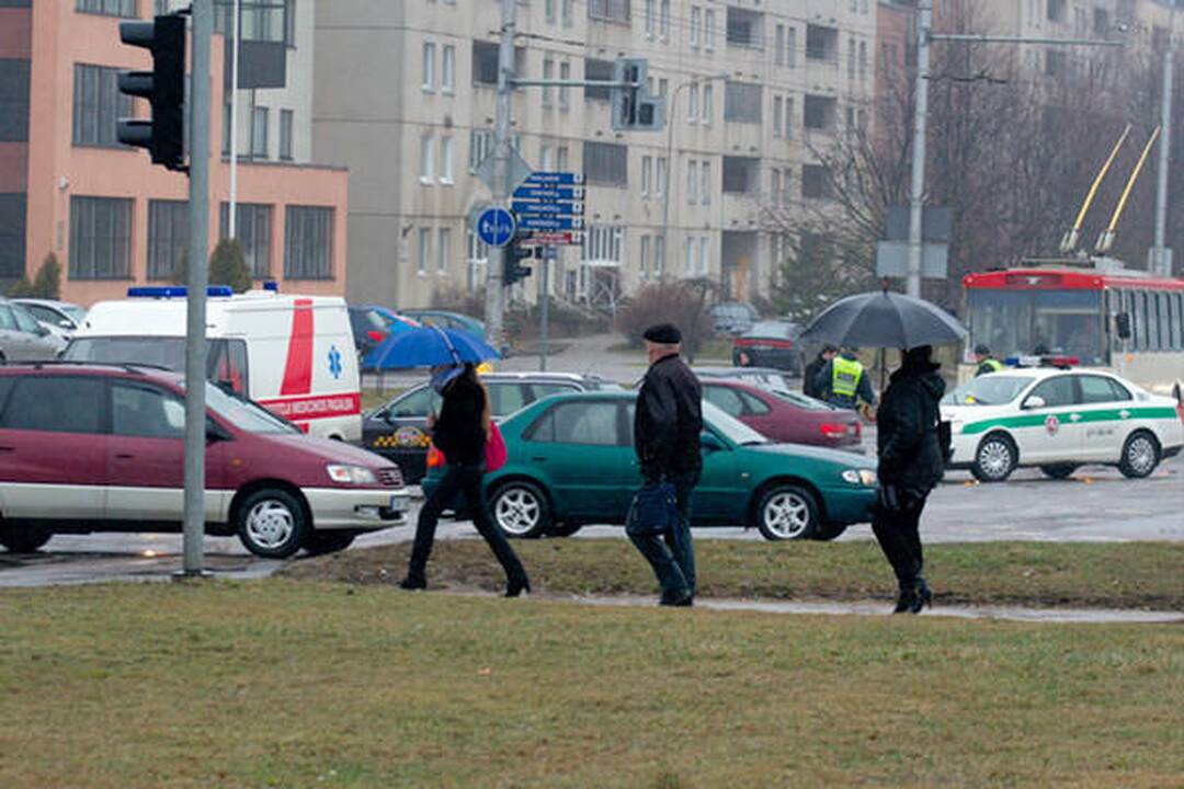 Vilniuje partrenkta per raudoną šviesoforo signalą bėgusi pėsčioji