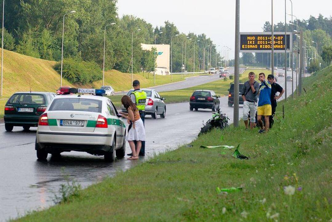 Vilniuje motociklininkas atsitrenkė į stulpą