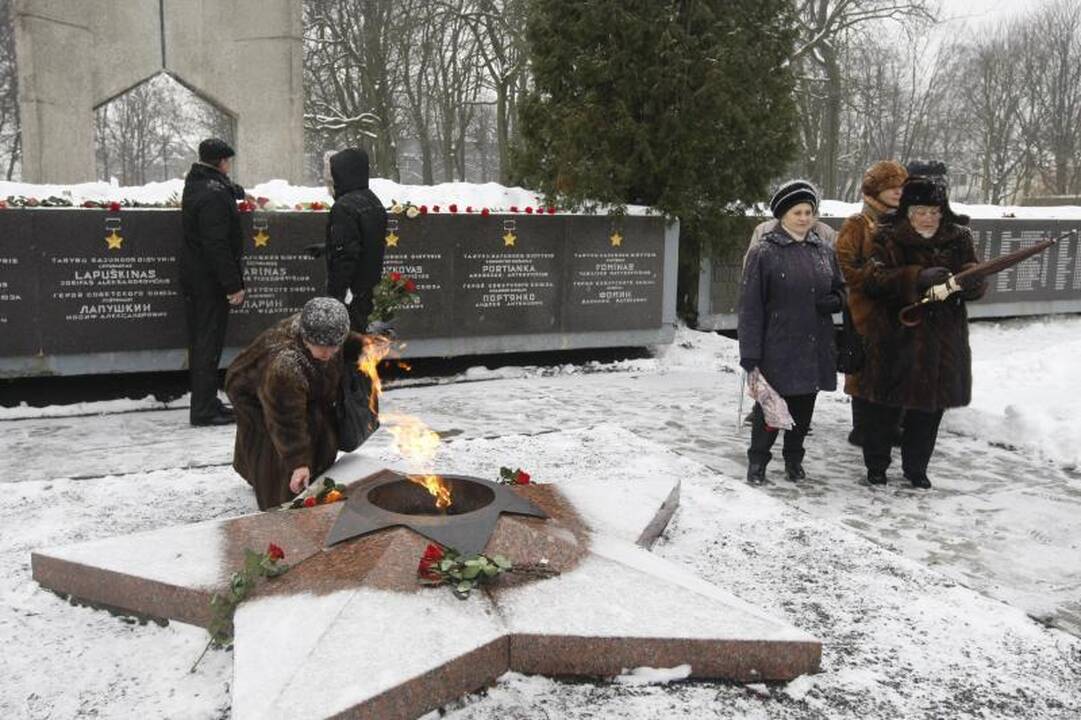 E.Zuroffas: svastikų pateisinimas įžeidžia Holokausto aukas 