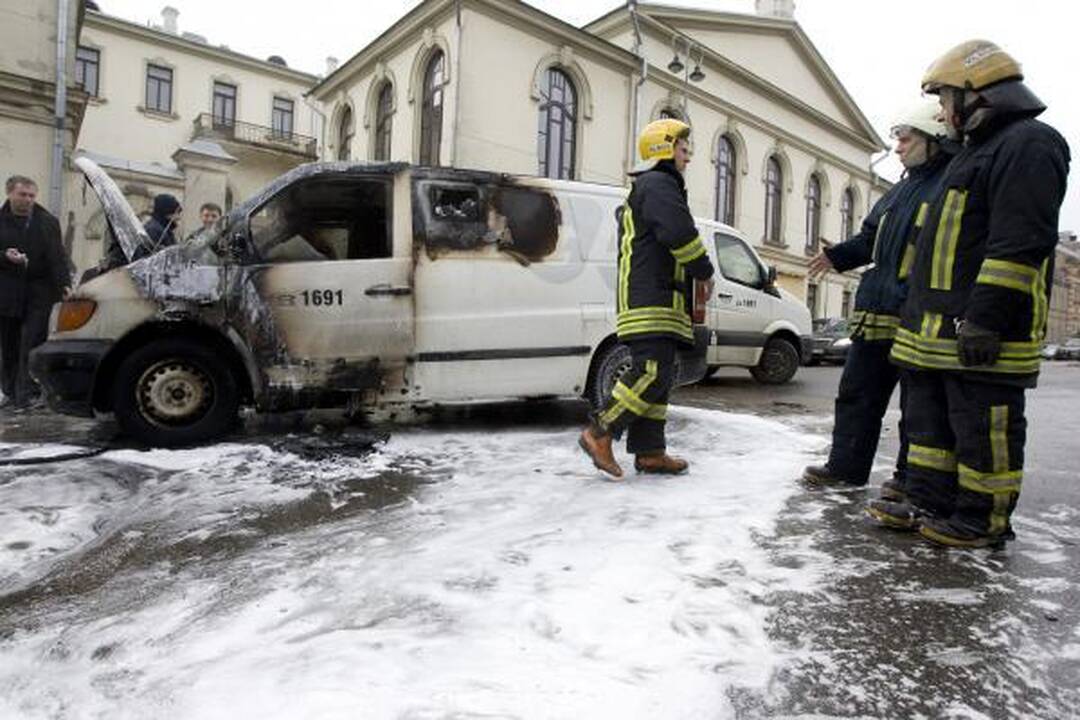 Vilniuje liepsnojo inkasatorių automobilis su pinigais (papildyta)