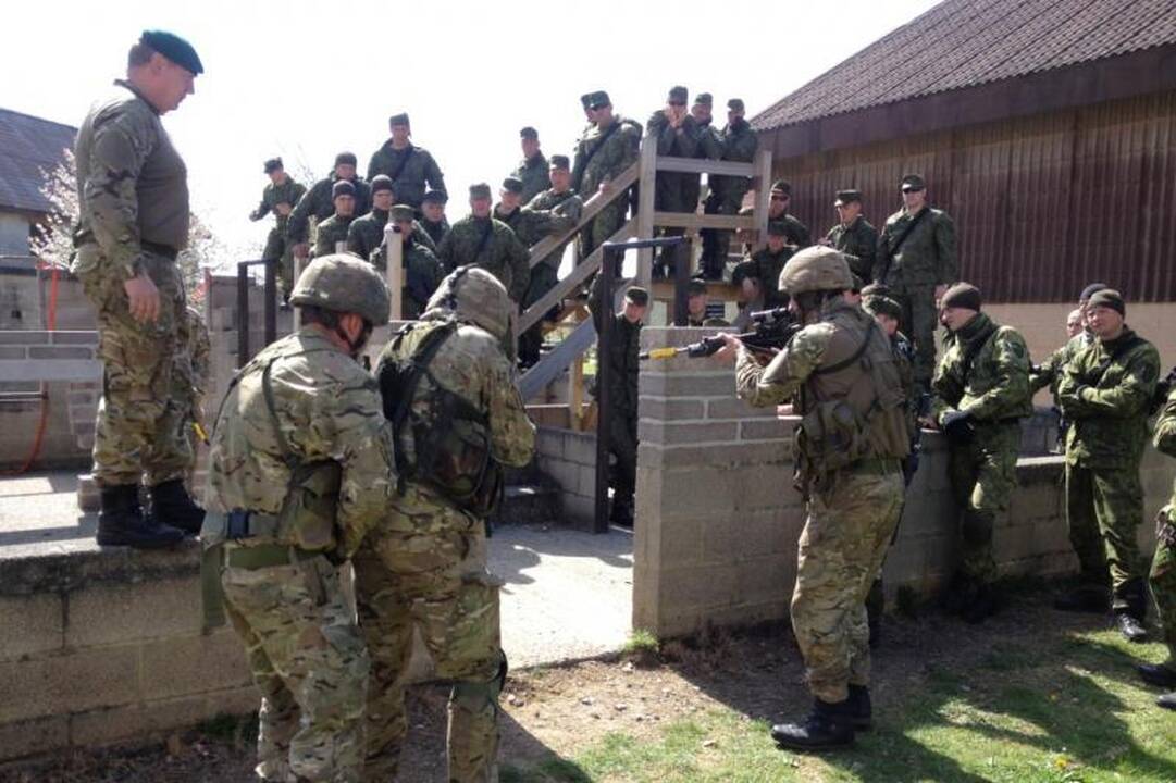 Lietuvos kariai treniruojasi britų suregtose pratybose 