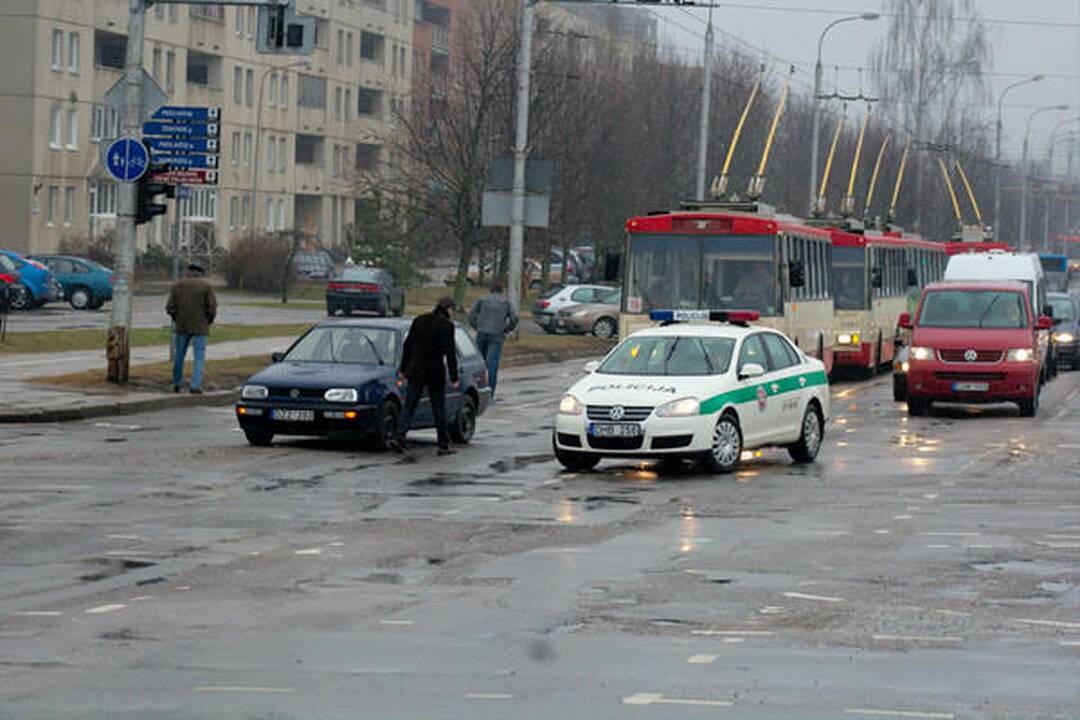 Vilniuje partrenkta per raudoną šviesoforo signalą bėgusi pėsčioji
