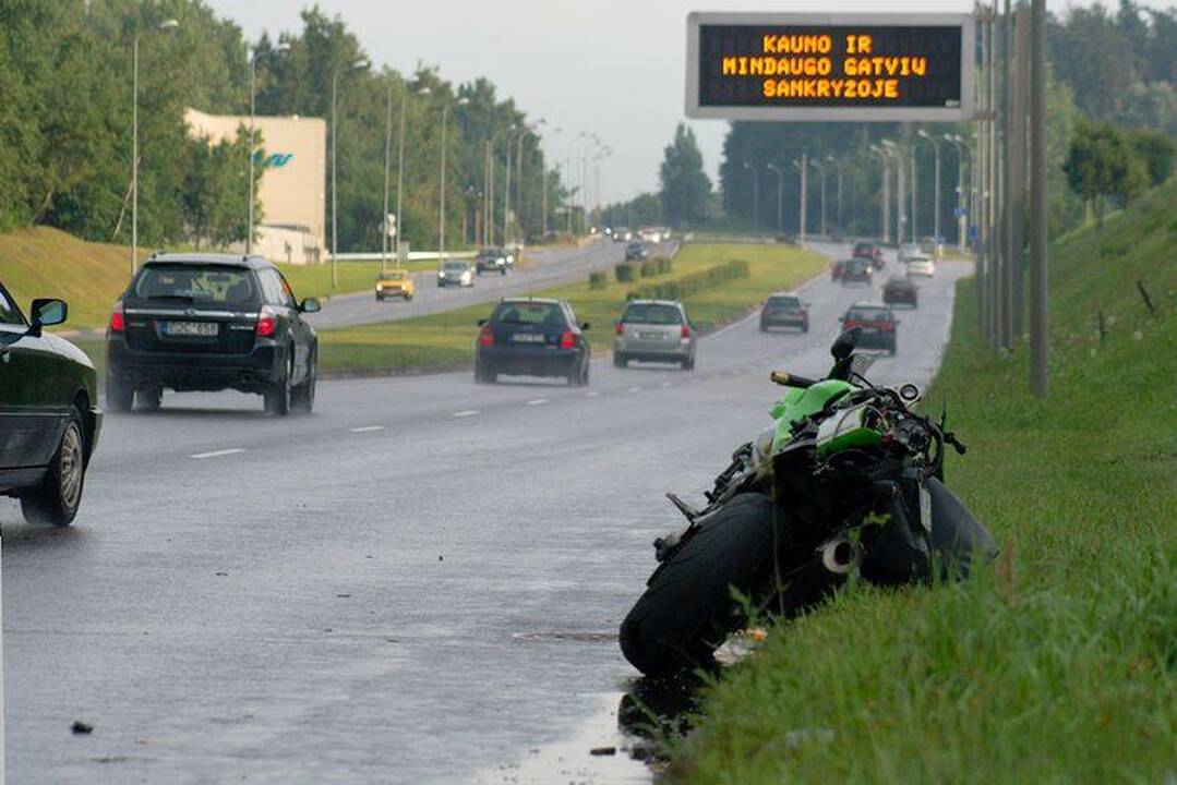 Vilniuje motociklininkas atsitrenkė į stulpą