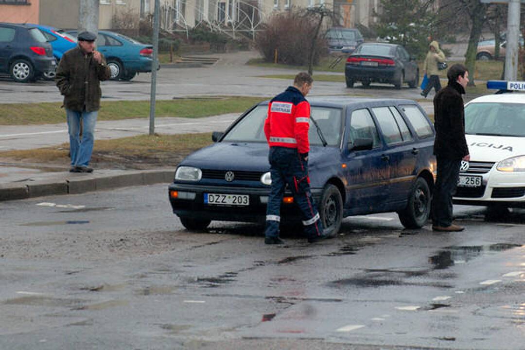 Vilniuje partrenkta per raudoną šviesoforo signalą bėgusi pėsčioji